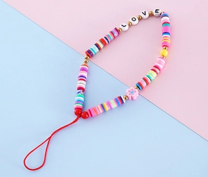 Dettaglio del laccetto per cellulare in perline heishi colorate con lettere LOVE