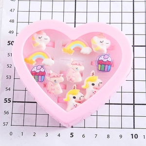 Schattige kinderringenset met eenhoorn en regenboog in een roze hartvormig doosje