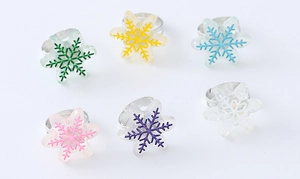 Vue détaillée de six bagues flocon de neige en résine colorée avec anneau réglable