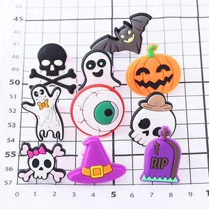 Set da 10 ciondoli scarpe Halloween PVC zucca pipistrello teschio su sfondo griglia
