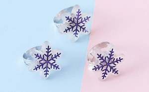 Détail de bagues en métal réglables avec des flocons de neige en résine violette