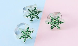 Vue détaillée de bagues flocon de neige ajustables avec motifs verts et anneaux argent