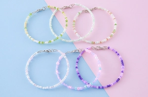 Détail de bracelets en perles colorées avec fermoirs mousquetons en argent ajustables
