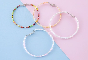 Gros plan de bracelets multicouches en perles de rocaille avec des fermoirs mousquetons