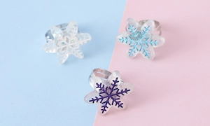 Détail de bagues flocon de neige en résine à paillettes avec anneau réglable pour enfants
