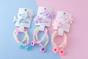 Détails des jolies pinces à cheveux et bracelets en perles pour enfants sur cartes