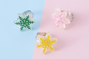 Détail de trois bagues flocon de neige en résine colorée avec anneaux réglables