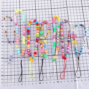 Set di 7 catenine per cellulare in perline di argilla colorate, smile e ciondoli frutta