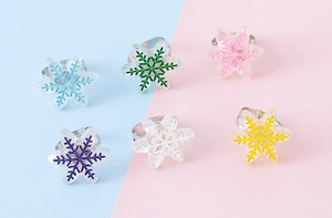 Détail de bagues flocon de neige en résine réglables pour enfants en six couleurs vives