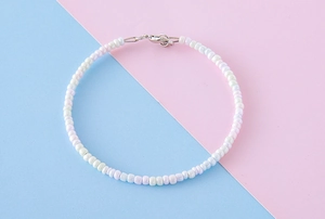 Détail de breloque en perles macaron colorées avec perles bleu clair et rose et fermoir argenté