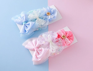 Détail du set de barrettes à nœuds pour filles avec tulle, paillettes et bois