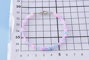 Détail de la chaîne de perles macaron multicolores à la main avec un fermoir mousqueton métal
