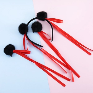 Set accessori capelli con pompon neri e lunghi nastri rossi su sfondo bicolore