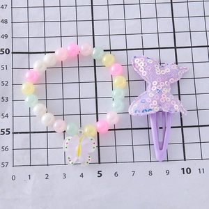 Parure bijoux enfant avec bracelet perles colorées et pince à cheveux papillon pailletée