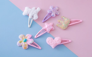 Detailset mit 6 Kinder-Haarspangen, darunter Plüschwelpen und glitzernde Sternherzformen