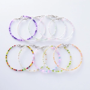 Lot de bracelets en perles colorées avec fermoir argenté ajustable en divers coloris