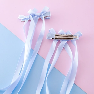 Noeuds à cheveux en satin bleu clair avec de longs pompons pour filles et clips métalliques