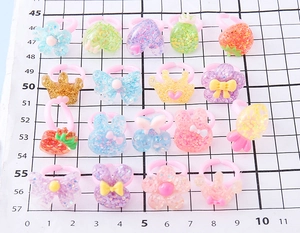 Assortimento dettagliato di 19 anelli colorati in resina con glitter per bambini e motivi