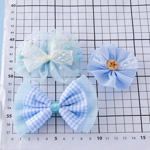 Lot de trois pinces à cheveux bleues avec nœuds en résille et fleurs pour petites filles