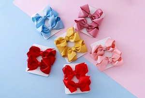 Ensemble détaillé de nœuds à cheveux colorés en ruban gros-grain pour filles sur carte