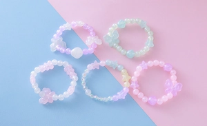 Détails de bracelets en perles colorées avec breloques papillon pour enfants