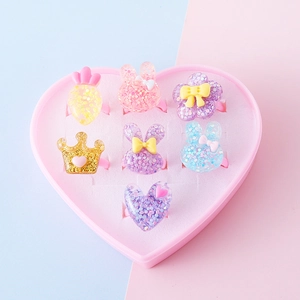 Set di anelli per bambini in resina glitterata con forme di corona e carota