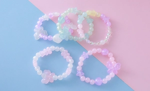 Vue détaillée de bracelets en perles colorées avec pendentifs étoiles et papillons