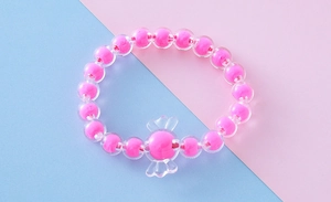 Primer plano de una linda pulsera de cuentas rosa brillante para niños con forma de caramelo