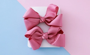 Deux barrettes à nœuds en ruban gros-grain rose fuchsia sur carte pour enfants