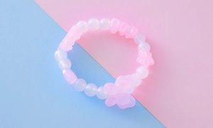 Détail du bracelet en perles sirène rose avec breloques papillon et étoile pour filles