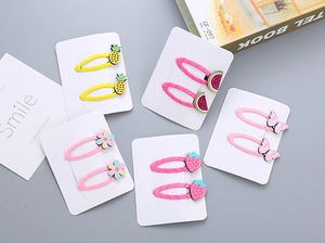 Dettaglio di 5 paia di fermagli per capelli per bambini con motivi frutta e fiori