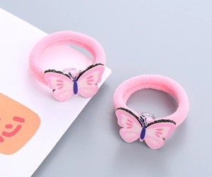 Détail de chouchous papillon roses avec anneaux élastiques doux pour cheveux