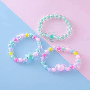 Juego de 3 pulseras de cuentas macaron con dijes de flores y corazones para niñas