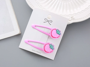 Détail de barrettes à cheveux fraise sur carte pour accessoires de coiffure enfant