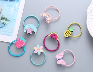 Lot détaillé de 7 chouchous élastiques colorés avec motifs arc-en-ciel et fruits pailletés