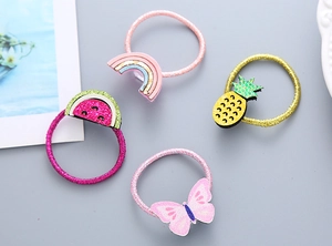 Détail des élastiques à cheveux pour enfants avec breloques pailletées arc-en-ciel et fruits