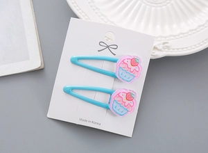 Détail de barrettes bleues avec accessoires mignons en résine de cupcake aux fraises