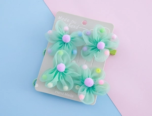Details von vierteiligem Minzgrün Organza-Blumen Haarschmuck-Set mit lila Plüschzentren