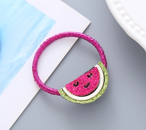 Détail d'un élastique à cheveux pailleté avec un joli charm pastèque en sequins roses