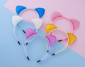 Détail de cinq serre-têtes oreilles de chat à paillettes avec embouts de protection