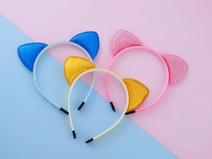 Détail de serre-têtes oreilles de chat à paillettes en bleu, rose et jaune vif