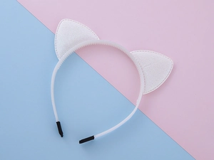 Détail du serre-tête oreilles de chat blanches à paillettes avec dents antidérapantes