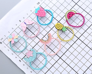 Détails de sept élastiques à cheveux scintillants aux motifs fraise et arc-en-ciel
