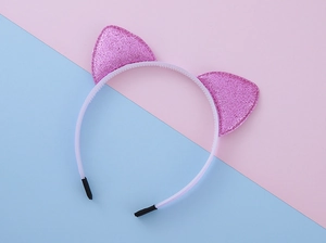 Détail d'un serre-tête oreilles de chat pailletées avec dents antidérapantes pour enfant