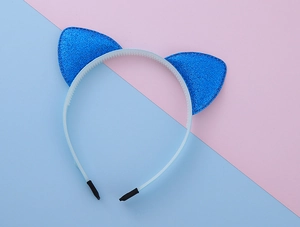 Détail du serre-tête oreilles de chat à paillettes bleues avec cadre blanc antidérapant