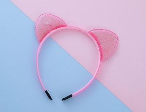 Détail du serre-tête oreilles de chat rose à paillettes avec dents antidérapantes