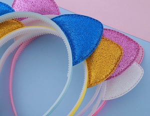 Détail de serre-têtes oreilles de chat à paillettes avec dents antidérapantes et éclat