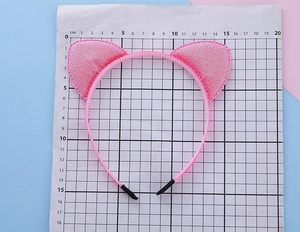 Vue détaillée du serre-tête oreilles de chat rose à paillettes avec échelle de mesure
