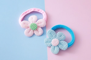 Détail de chouchous fleurs roses et bleus avec texture côtelée douce pour enfants