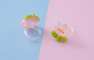 Dettaglio dell'anello a fiore di tulipano in resina rosa con fascia trasparente